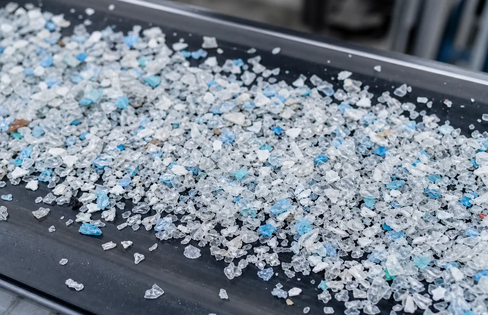 Recycled plastic flakes for optical color separation